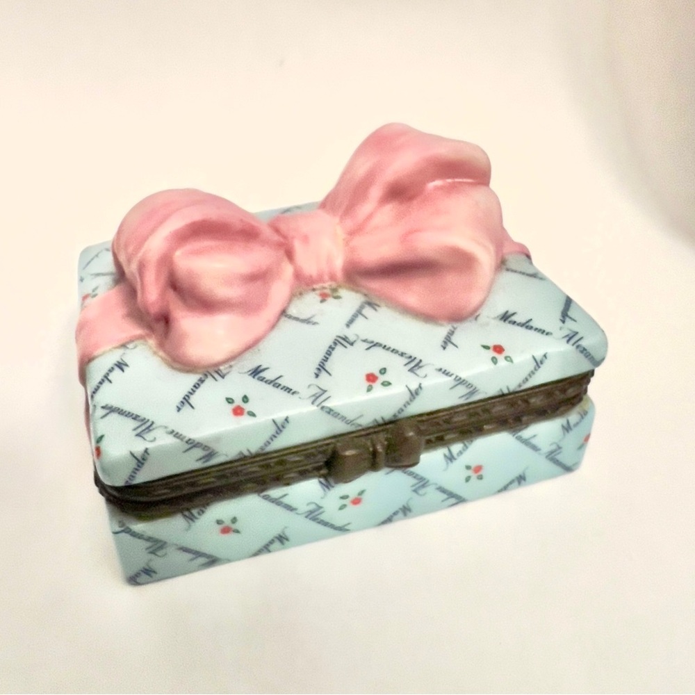 MADAME ALEXANDER Bow Circa 1999 Porcelain Hinged and Brass TRINKET BOX - Picture 2 of 5